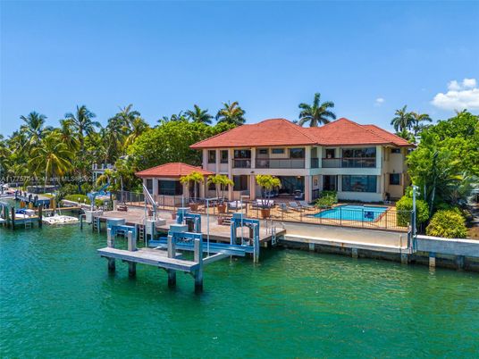 Exterior, Lake