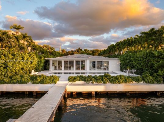 Exterior, Lake