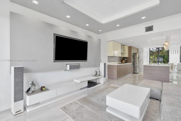 Dining room, Interior, Kitchen, Pendant Lights, Recessed Lighting, Stainless Steel Appliances