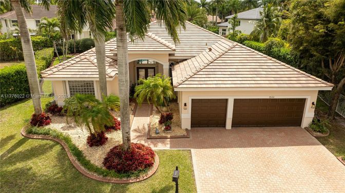 Attached, Exterior, Facade, Mediterranean