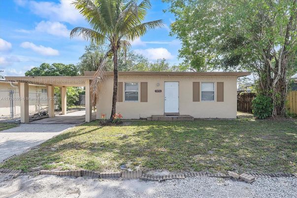 Backyard, Exterior, Facade, Ranch