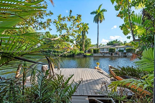 Exterior, Lake