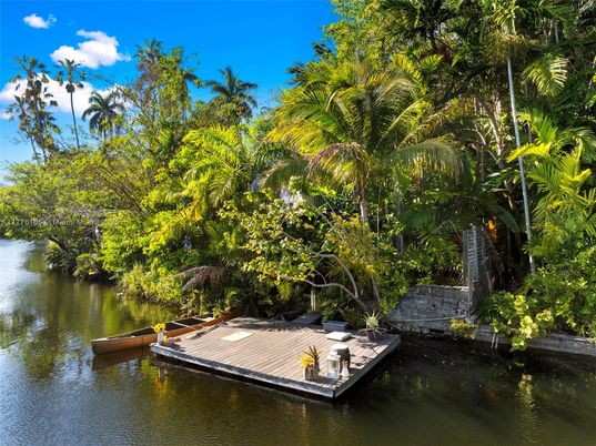 Exterior, Lake
