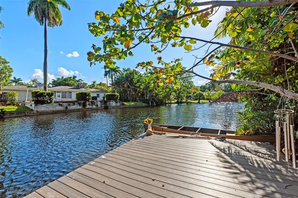 Exterior, Lake