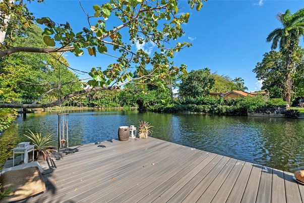 Exterior, Lake