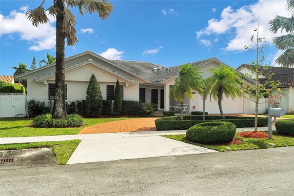 Exterior, Facade, Ranch