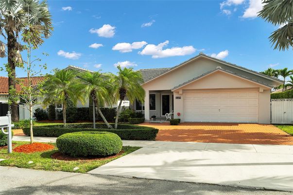 Attached, Exterior, Facade, Ranch