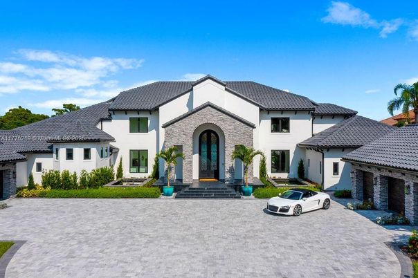 Attached, Exterior, Facade, Mediterranean