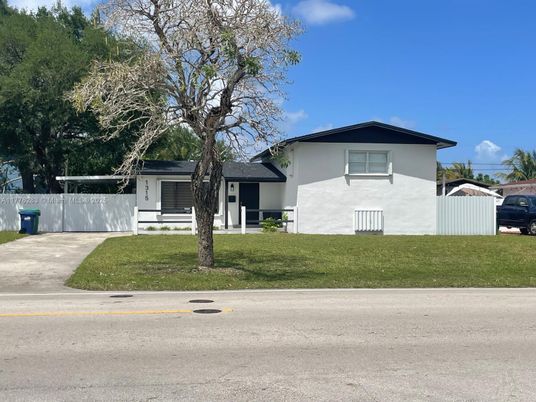 Exterior, Facade, Ranch