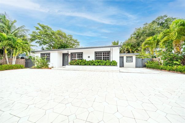 Backyard, Exterior, Facade, Ranch