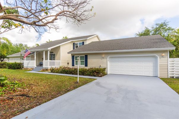 Attached, Exterior, Facade, Ranch