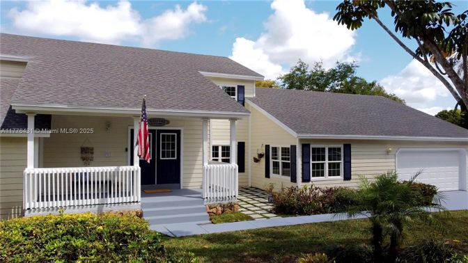 Attached, Exterior, Facade, Cape Cod