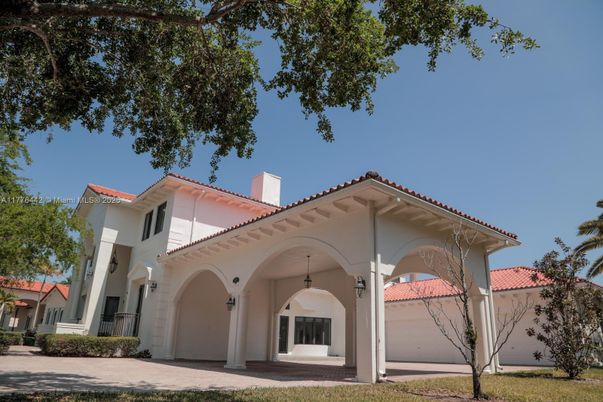 Attached, Exterior, Facade, Mediterranean