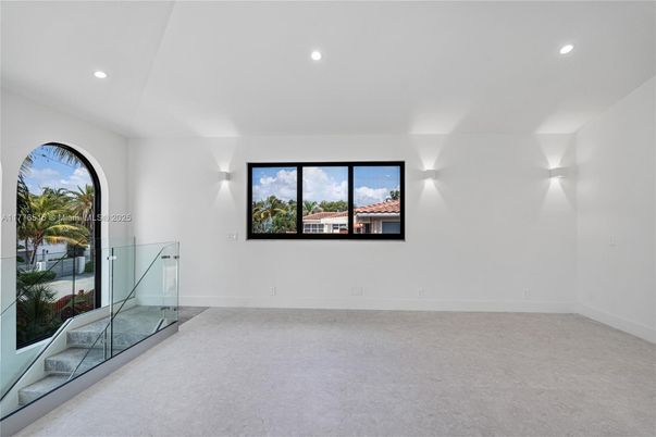 Empty room, Interior, Recessed Lighting