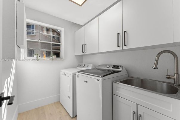 Interior, Washer, Wood Texture Flooring