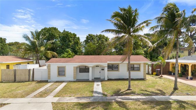Backyard, Exterior, Facade, Ranch