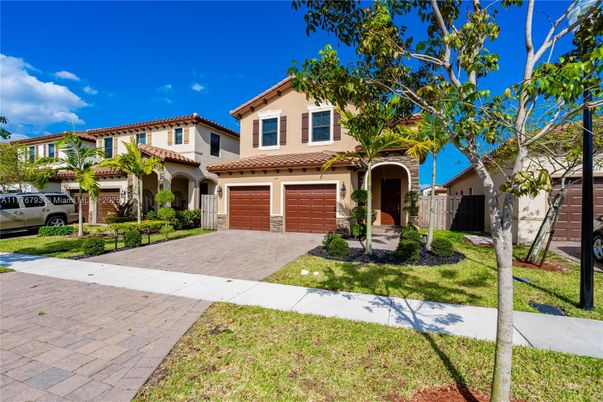 Attached, Exterior, Facade, Mediterranean