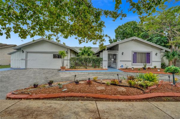 Attached, Exterior, Facade, Ranch
