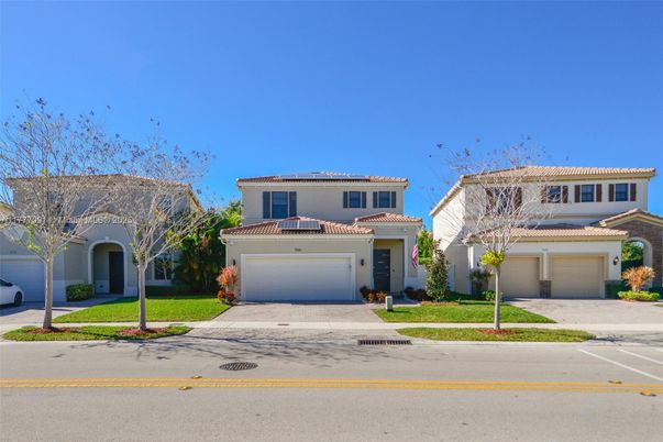 Attached, Exterior, Facade, Mediterranean