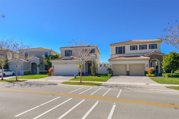 Attached, Exterior, Facade, Mediterranean
