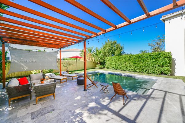 Exterior, Pool