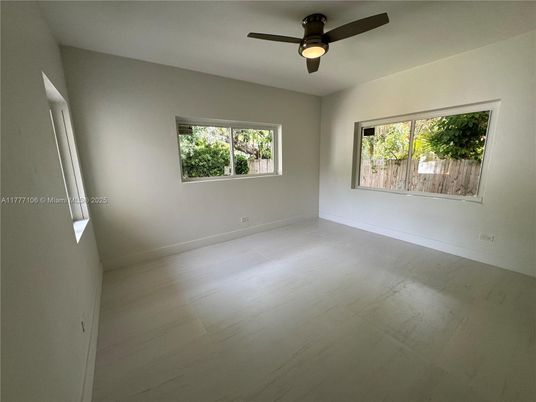 Empty room, Interior