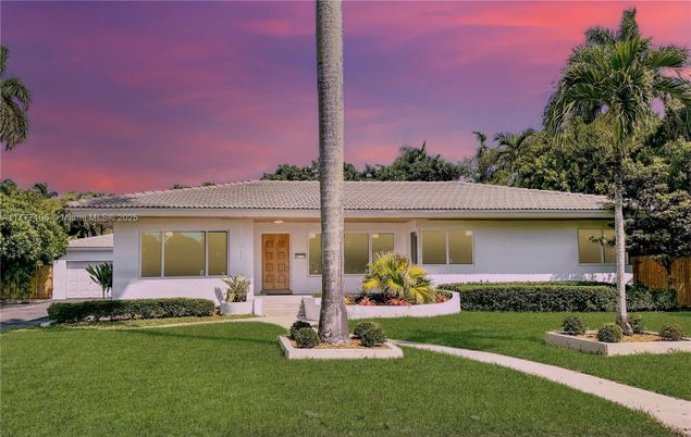 Backyard, Exterior, Facade, Ranch