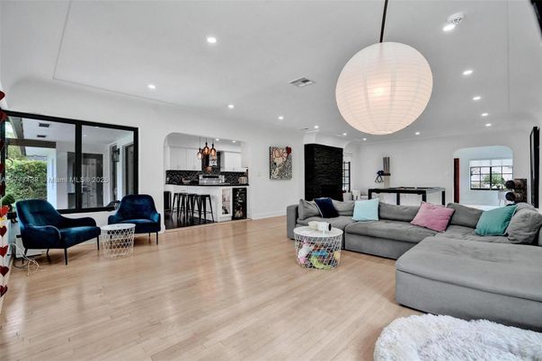 Interior, Living room, Pendant Lights, Recessed Lighting, Wood Texture Flooring