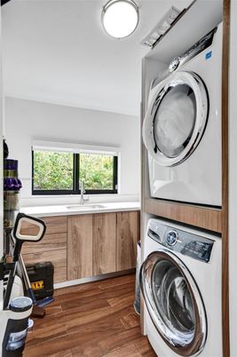 Interior, Utility Closets, Washer, Wood Texture Flooring