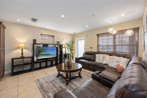 Interior, Living room, Pendant Lights, Recessed Lighting