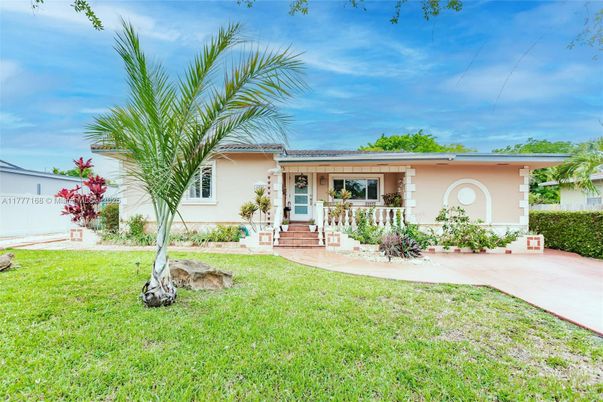 Backyard, Exterior, Facade, Ranch