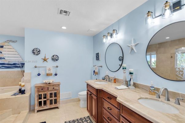 Bathroom, Dual Sink Vanities, Interior, Recessed Lighting