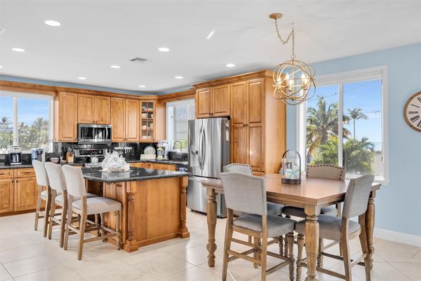 Dining room, Interior, Kitchen, Pendant Lights, Recessed Lighting, Stainless Steel Appliances
