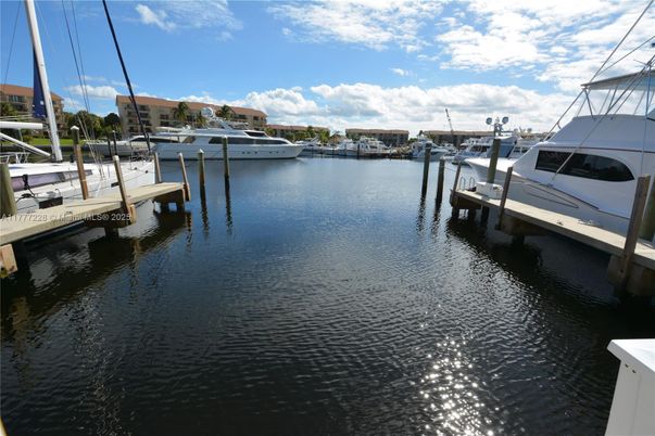 Exterior, Lake