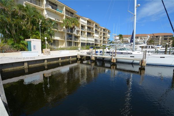 Exterior, Lake