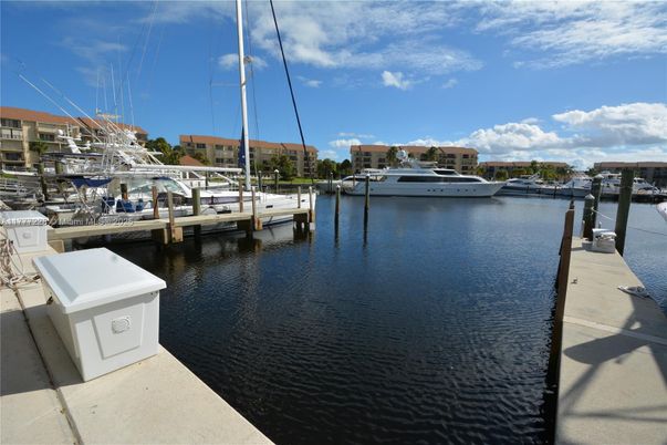 Exterior, Lake