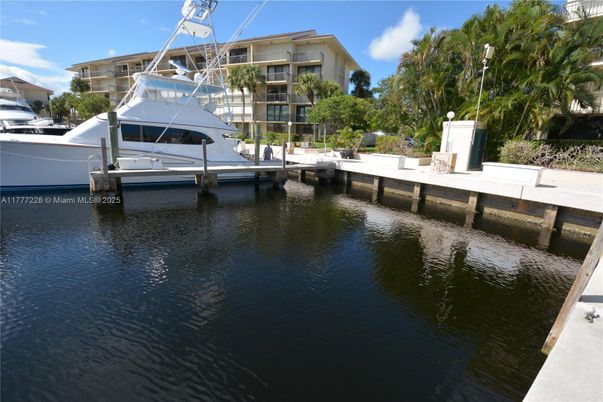 Exterior, Lake