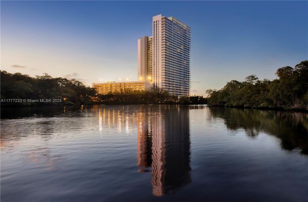 Exterior, Lake