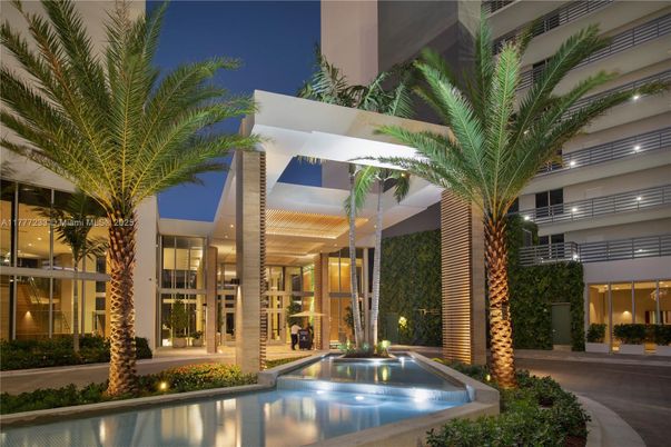 Exterior, Facade, Pool, Modern