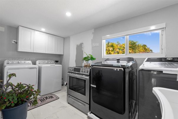 Interior, Marble, Recessed Lighting, Washer