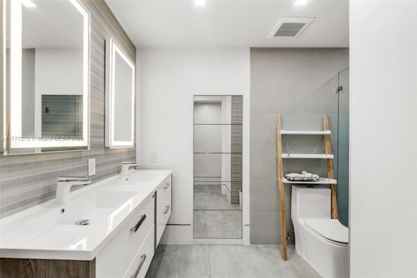 Bathroom, Dual Sink Vanities, Interior, Recessed Lighting