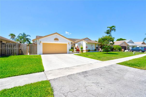 Attached, Exterior, Facade, Ranch