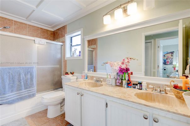 Bathroom, Dual Sink Vanities, Interior
