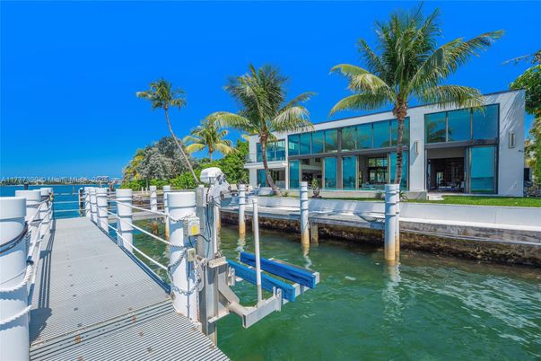 Exterior, Lake