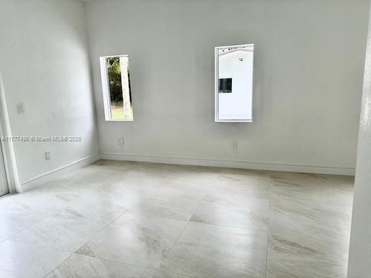 Empty room, Interior