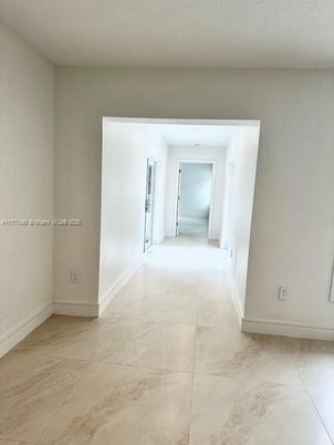 Empty room, Interior