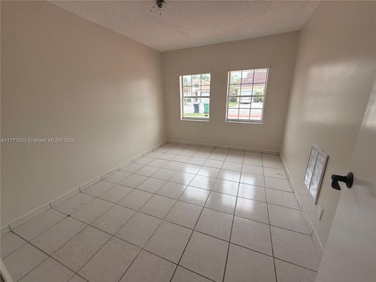 Empty room, Interior