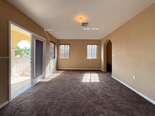 Empty room, Interior