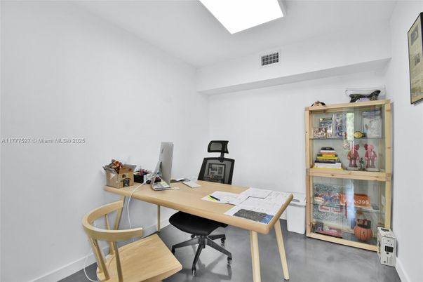 Home Office, Interior