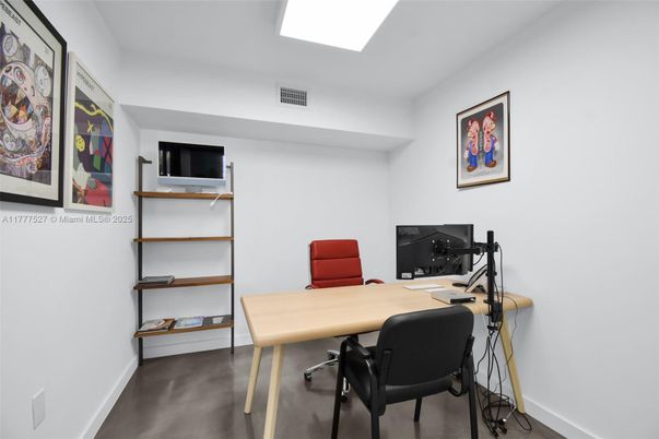 Home Office, Interior